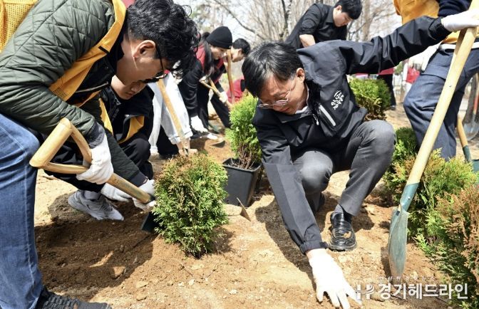 이민근 안산시장이 5일 안산 성호박물관 일대에서 진행된 제81회 식목일 기념 '시민 참여 나무심기 행사'에서 시민들과 함께 나무를 식재하고 있다.