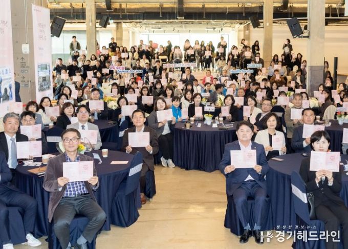 2026년 보건의 날 기념행사에서 이재준 수원특례시장(앞줄 왼쪽 테이블 오른쪽)과 참석자들이 함께하고 있다.