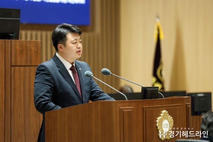 배지환 수원특례시의회 의원이 제400회 임시회 제2차 본회의에서 5분 자유발언을 하고 있다.