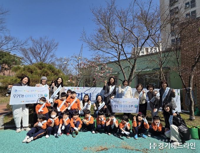 수원시어린이집연합회 국공립분과와 수원시 관계자, 영유아 등이 환경캠페인을 전개하고 있다.