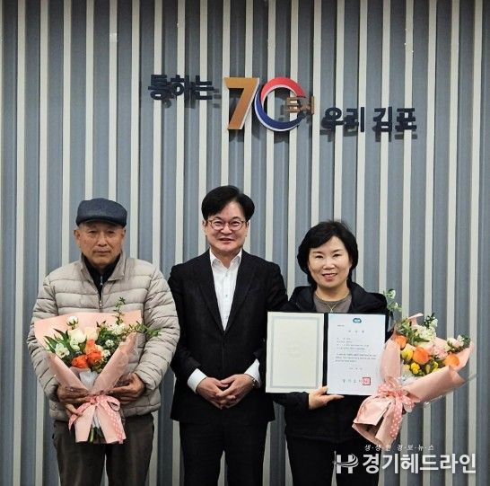 김병수 시장이 이수증 수여 후 기념촬영을 하고 있다.