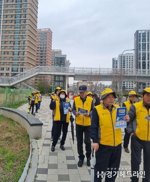 파주시 운정6동 실버경찰대봉사단, 에너지 절약 실천을 위한 거리 홍보 전개